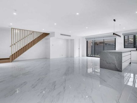 2/526 Pascoe Vale Road, Pascoe Vale VIC 3044 - Photo 2