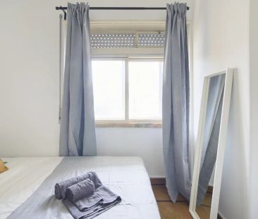 Room in a shared 5-bedroom apartment for rent in Lisbon, bills included - Foto 4