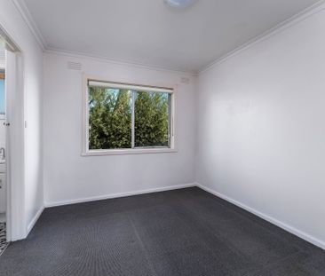 ONE BEDROOM APARTMENT IN QUIET BLOCK - Photo 4