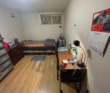 single basement room near Yorkdale Subway station - Photo 4