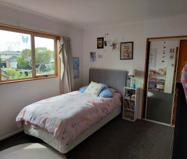 5 bedroom 3 bathroom family home - Photo 1