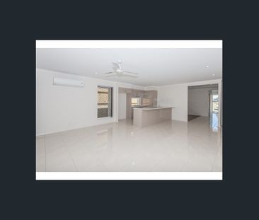 Family Home close to Westfield, Bruce Highway & Train Station - Photo 4