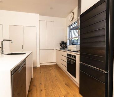 Warm and Inviting St Vincents Ave Beauty - Photo 4