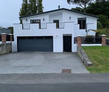 Home with Stunning City, Harbour, and Rural Views - Photo 2