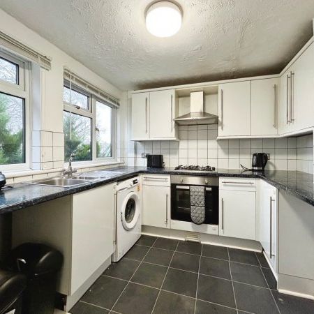 FRYERNS, BASILDON - Photo 1