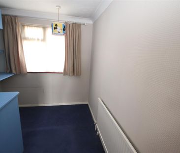 3 bedroom End Terraced to let - Photo 2