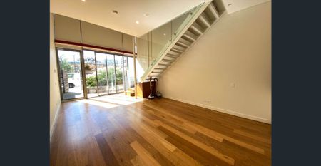 Stunning one bedroom loft style apartment - Photo 2