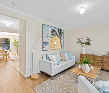 STYLISH 3 BEDROOM TOWNHOUSE. LOCK-UP GARAGE. PRIME LOCATION! - Photo 2