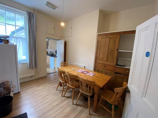 8 bedroom house to rent - Photo 1