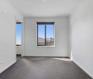 Stylish Townhouse - Photo 6