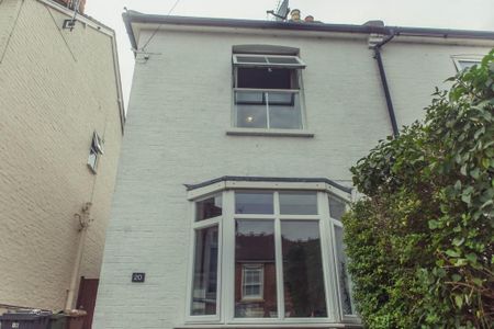 3 bedroom semi-detached house to rent - Photo 2