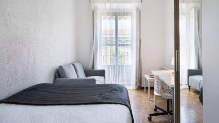 Room in a shared 8-bedroom apartment for rent in Palacio, perfect for professionals and students - Photo 2