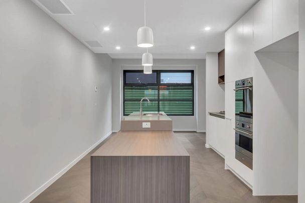 Welcome to 7B Nelson Place - A stunning contemporary residence that captures the relaxed elegance of Bayside living. Available 24/11/2025. - Photo 1