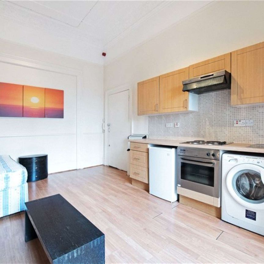 A fantastically located studio flat with it's own kitchenette and shared bathroom facilities. - Photo 1