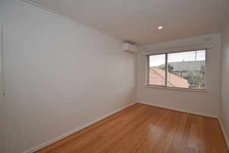 Spacious Apartment in the Heart of Bentleigh - Photo 5