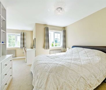 A five bedroom modern family home in a cul de sac location on the p... - Photo 5