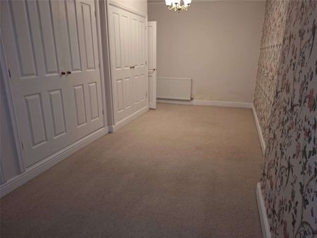 A spacious detached bungalow featuring two double bedrooms, a double garage, and versatile workshop space, set on a generous plot with expansive gardens. - Photo 5