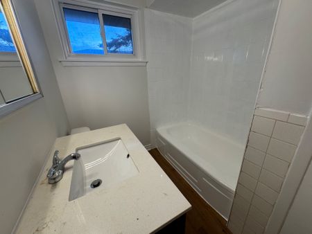 For Lease - 75 Bolton Avenue, Newmarket, Ontario - Photo 4