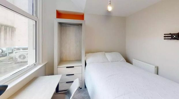 4 bedroom flat to rent - Photo 1