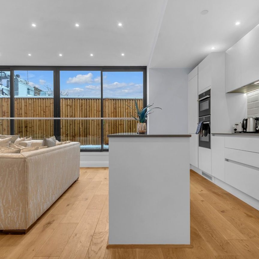 3 Bed Flat, Stoke Newington High Street, N16 - Photo 1