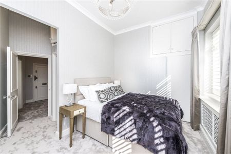 Smart, recently refurbished flat situated on the raised ground floor or this beautiful period building. EPC Rating C - Photo 3