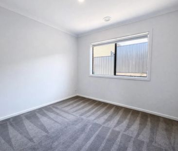 Warm & Cozy 3-Bedroom, 2-Bathroom Home Close to Schools & Parks - Photo 3