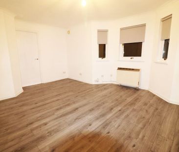 3 bedroom flat to rent - Photo 4