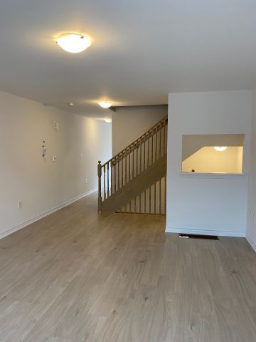 For Lease - 19 Pumpkin Corner Crescent, Barrie, Ontario - Photo 2