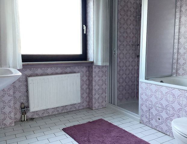 Miete inkl. Nebenkosten: 2.400 € pro Monat, plus Strom, plus Heizung - Photo 1