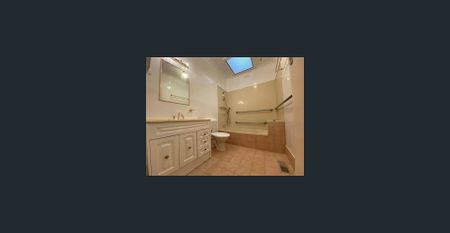 Spacious family home in a prime position - Photo 5