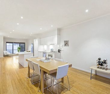Modern 3-Bedroom Home with Self-Contained Ground Floor – Walk to Ya... - Photo 5