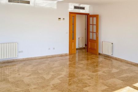 4 room luxury Apartment for rent in Valencia - Photo 2