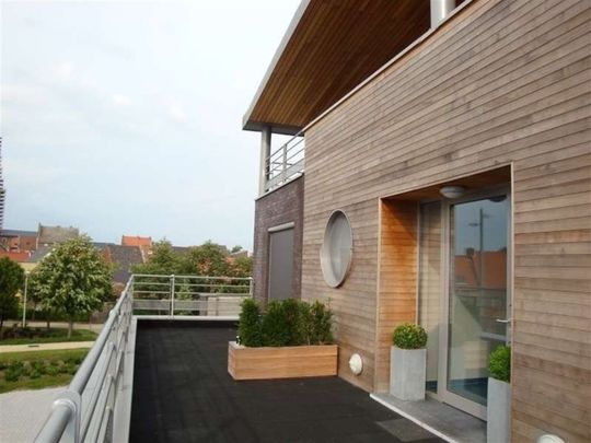 Prachtig appartement met 2 slaapkamers, terras en garagebox gelegen in Residentie Kloosterbempden, midden in het centrum van Maaseik. - Photo 1