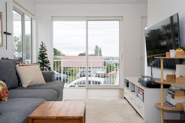 Modern Comfort one bedroom house in a Prime Glen Innes Location - Photo 1