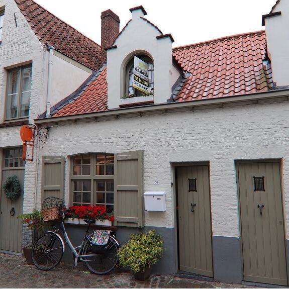 Gerenoveerde 1-slaapkamerwoning met koer te huur in Brugge - Photo 1