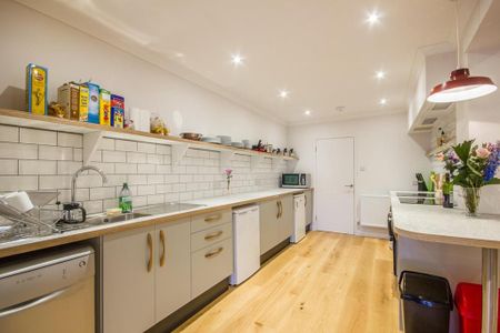 1 bedroom in a house share to rent - Photo 2