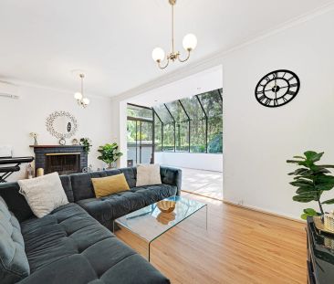 Stylishly Updated and Spacious 3 Bedroom Family Home in Ultra-Conve... - Photo 4