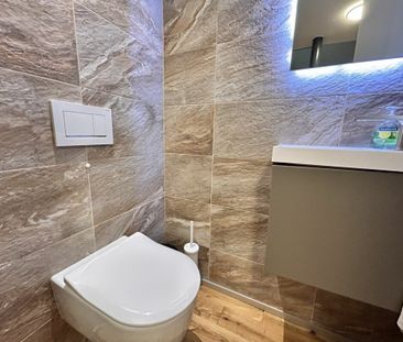 Triplex with exceptional quiet location! - Photo 2