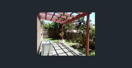 “Comfort & Convenience: 3-Bedroom Townhouse Near Shops & Schools” - Photo 5