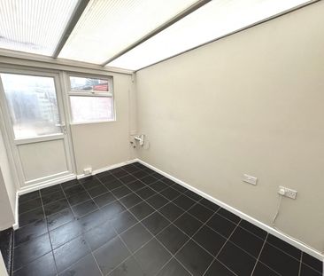 3 bedroom semi-detached garage/parking space to rent - Photo 4