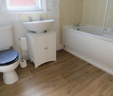 3 bed House - To Let - Photo 6