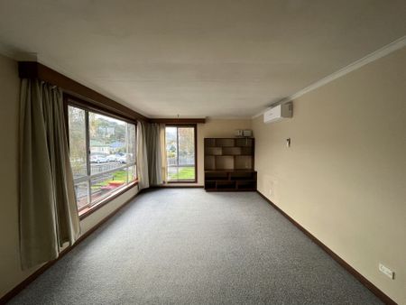 Convenient location, live here! - Photo 2