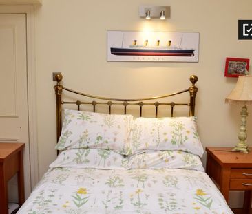 Ensuite room in 5-bedroom apartment in Churchtown, Dublin - Photo 5