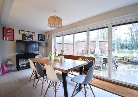 Delightful semi-detached 4-bedroom executive house in Saffron Walden offering excellent connections to London & Cambridge. Unfurnished. - Photo 3