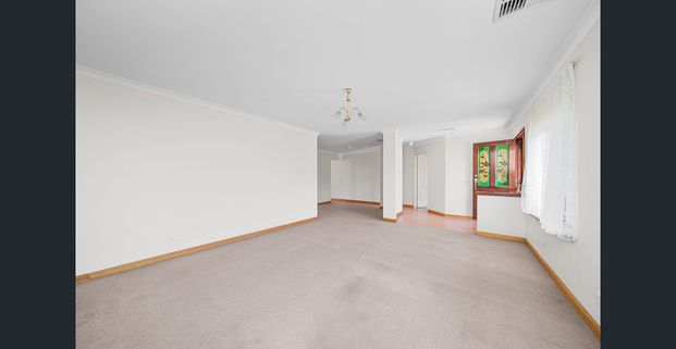 SPACIOUS FAMILY LIVING IN A PRIME LOCATION! - Photo 1