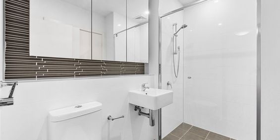 Light, Space and Resort-Style Living - Photo 3