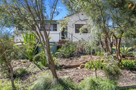 CHARMING 2-BEDROOM HOME WITH SUNROOM, LARGE GARDEN & REAR DECK - Photo 5