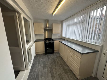 2 bed Terraced - To Let - Photo 4