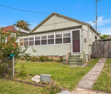 Comfortable 3-Bedroom Home with Spacious Backyard - Photo 5