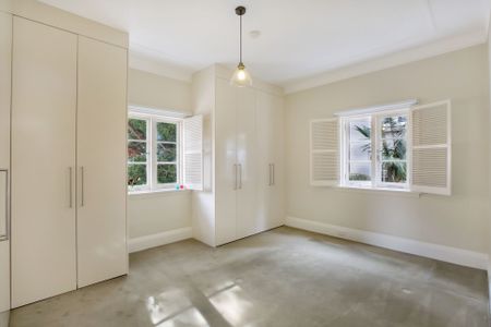 Beautifully Oversized One Bedroom Apartment in Perfect Location - Photo 5